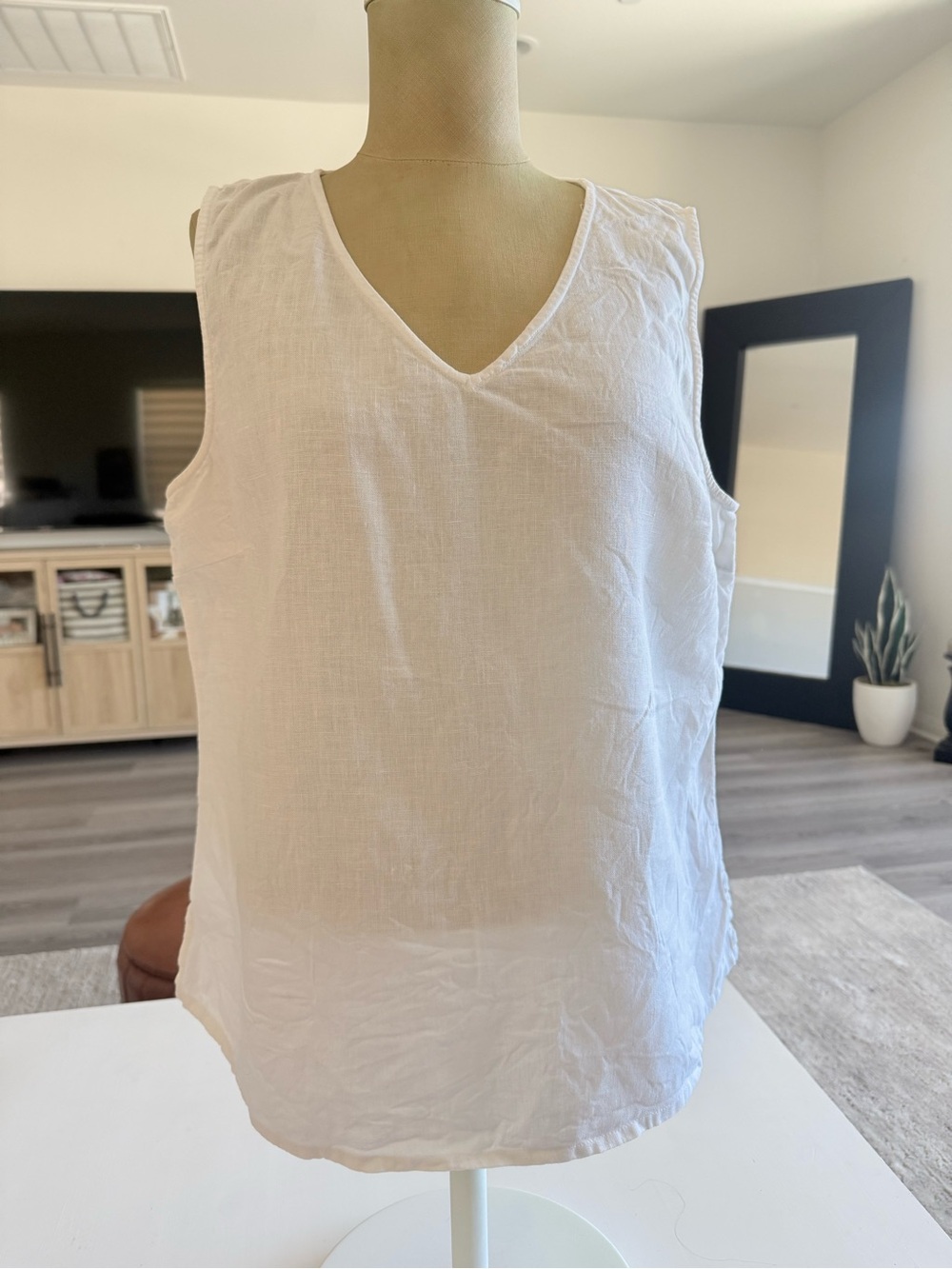 HOT COTTON Vneck Lightweight White 100% linen Sleeveless Relaxed Tank Top
